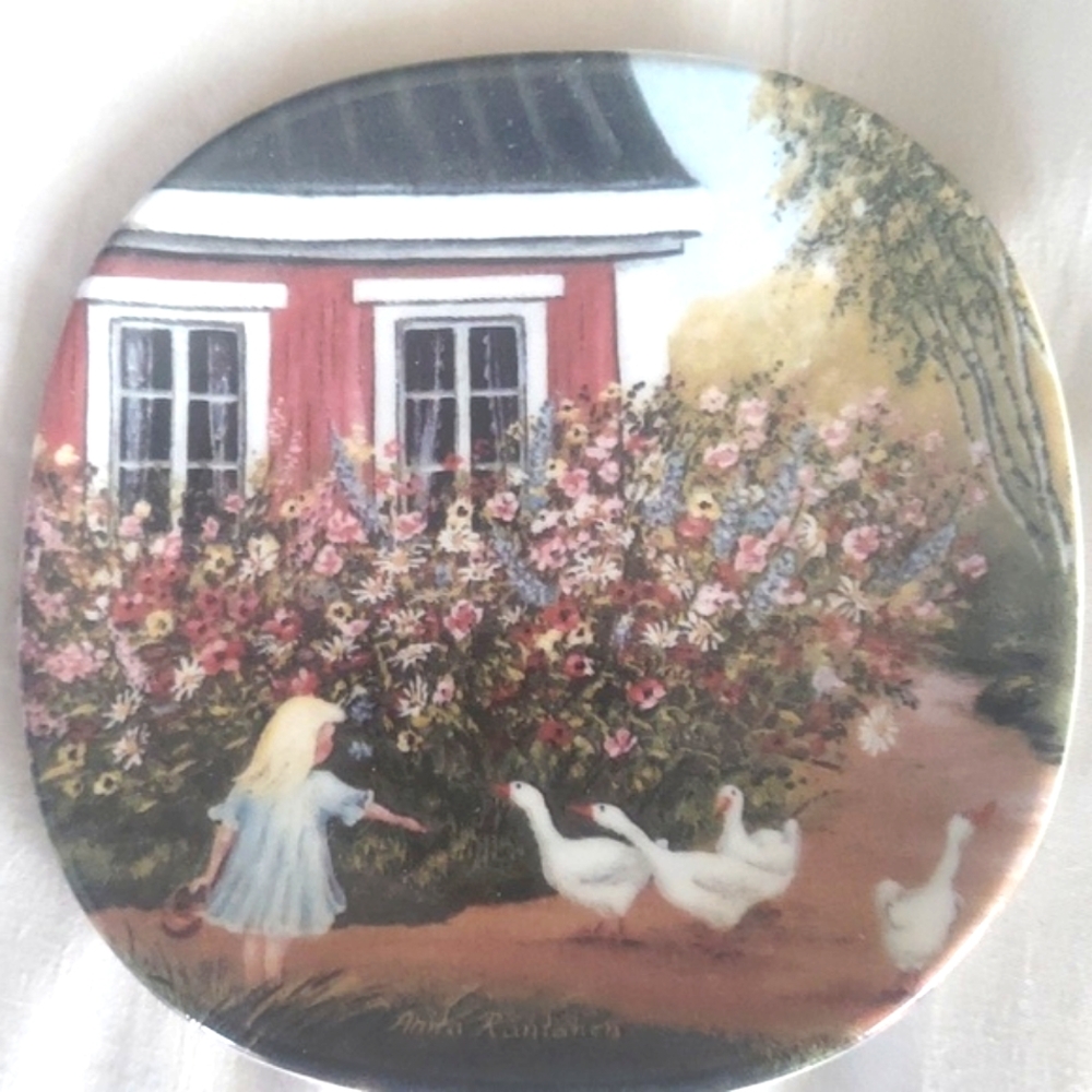 Vintage Arabia Finnish wall plate small dish  Scandinavian "Old Time Summer"